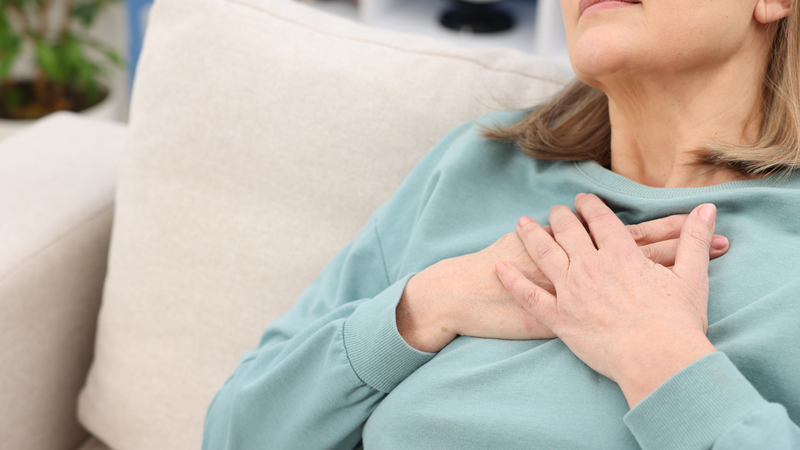 Giữ bình tĩnh và theo dõi triệu chứng là điều quan trọng khi tim nhói thoáng qua