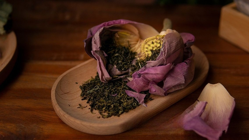 Cả bông sen được dùng làm ra loại trà sen thượng hạng