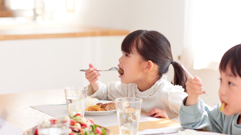 Cha mẹ nên tăng cường dinh dưỡng để bổ sung vitamin, khoáng chất, thực phẩm giàu protein giúp trẻ tăng cường sức đề kháng