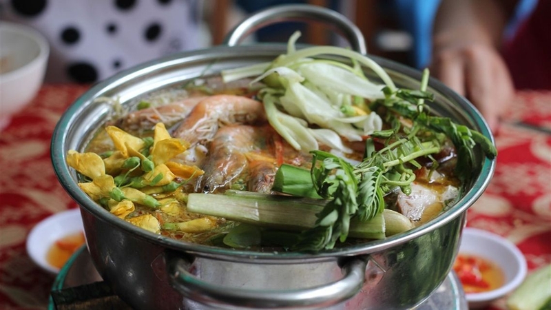 Nên chọn đa dạng các loại rau để chống ngán cho món lẩu nhiều đạm