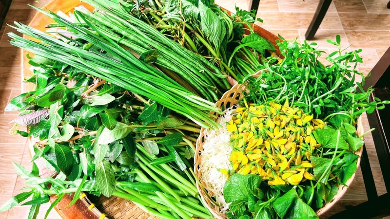 Món lẩu mắm không nên thiếu các loại rau đặc trưng của miền Tây