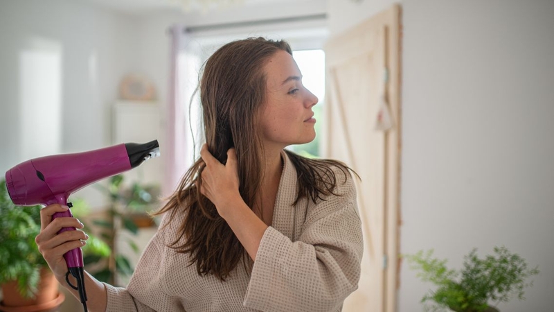 Cần sấy khô tóc và làm ấm cơ thể sau khi tắm gội