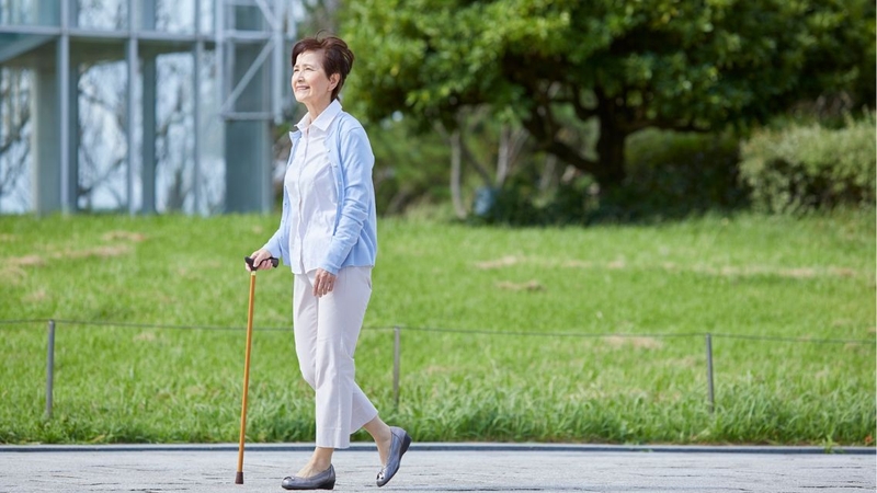 Một số trường hợp người bị loãng xương cần thận trọng khi đi bộ