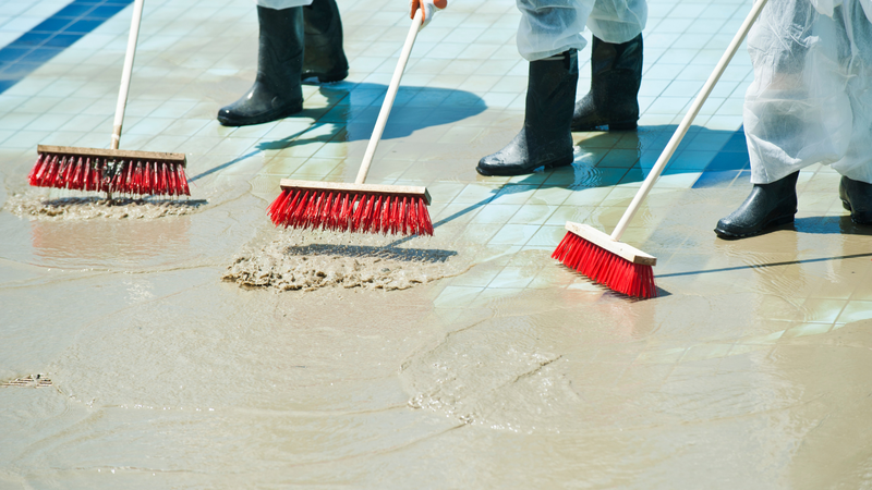 Tiến hành dọn dẹp sau lũ và tránh tiếp xúc với nước bẩn nếu có vết thương