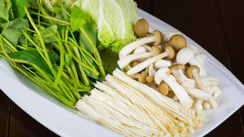 Nhiều bà nội trợ vẫn băn khoăn lẩu hải sản ăn rau gì hợp vị