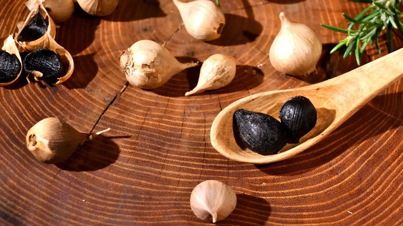 Trong nhiều trường hợp tỏi đen bị cứng vẫn ăn được