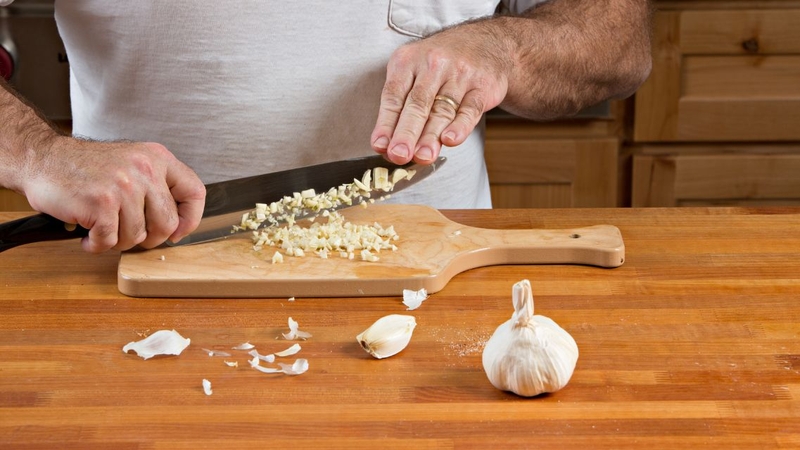 Với những cách này, bạn có thể yên tâm bảo quản tỏi băm để dùng dần