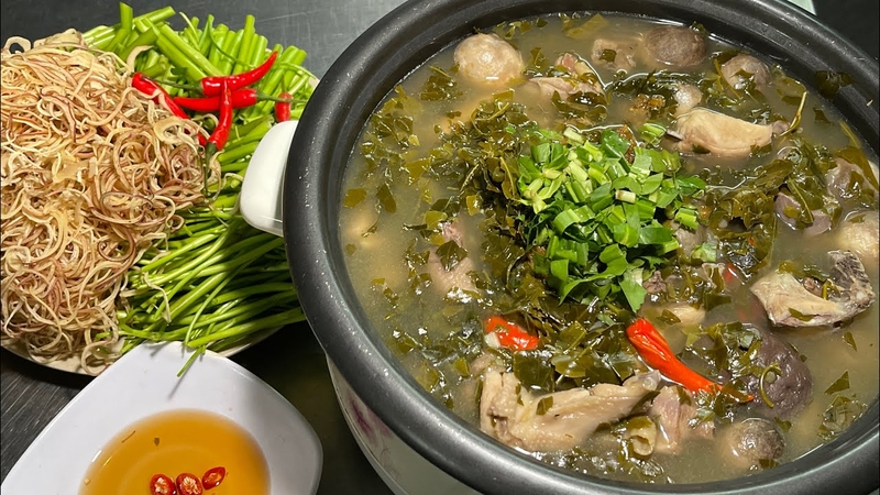 Nhiều bà nội trợ muốn biết lẩu gà lá giang ăn với rau gì