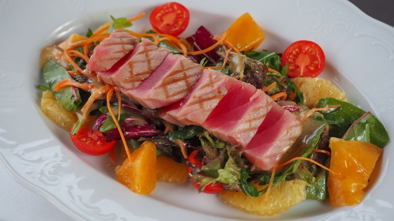 Nên ăn thịt cá bò gù tươi thay vì sản phẩm đóng hộp