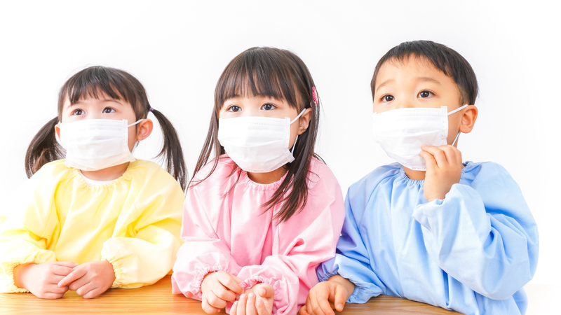 Đeo khẩu trang khi ra ngoài trời là điều cần thiết