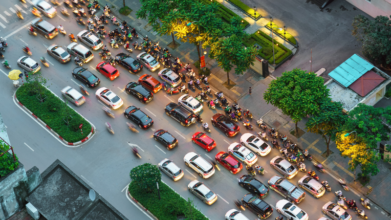 Lượng xe máy, ô tô dày đặc vào giờ cao điểm thải ra nhiều khí độc