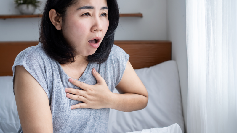 Triệu chứng kéo dài như khó thở, đau ngực là tín hiệu cần thăm khám sớm