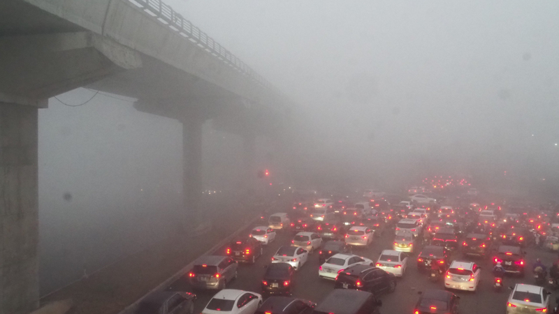 Bụi mịn làm bầu trời Hà Nội xám đặc như có sương mù